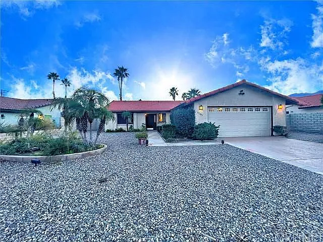 3 bed, 7850 sqft, $2,995 — Photo 2