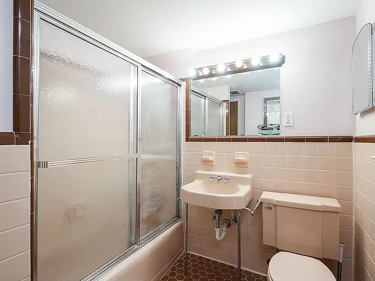 2543 Lake Flair Ct NE — Photo 4