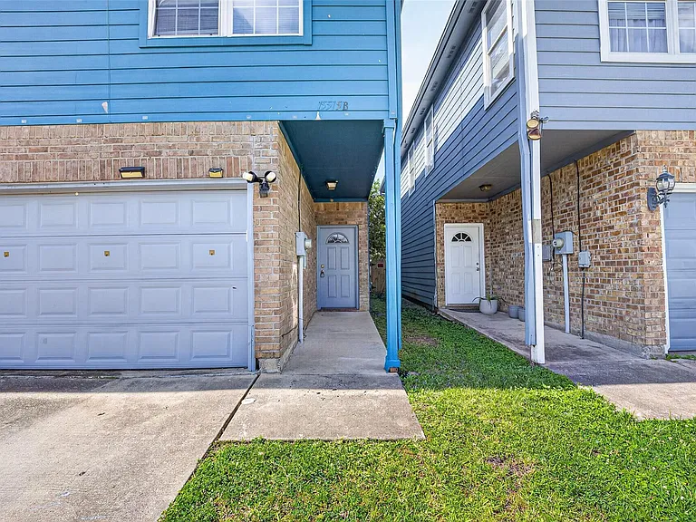 15515 Waldron Cir #B — Photo 2