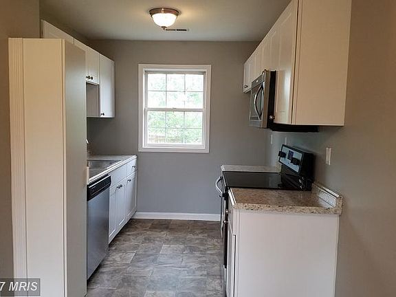 3rd image of 20 Robindale Dr