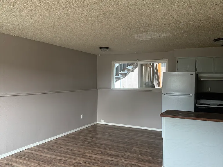 380 NW Thomas St #B — Photo 5