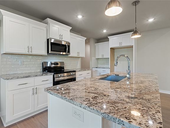 3rd image of 8 Weyhill Cir