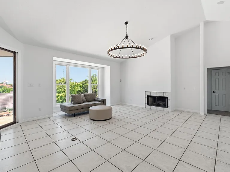 409 Beardsley Ln — Photo 10