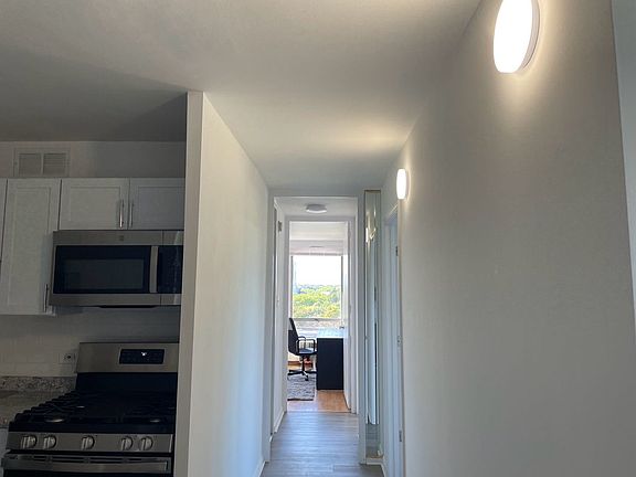 3rd image of 1401 E 55th St #701S