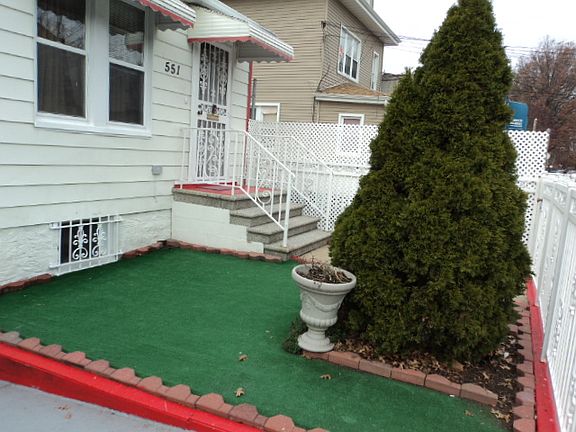 4th image of 551 Beach Ave
