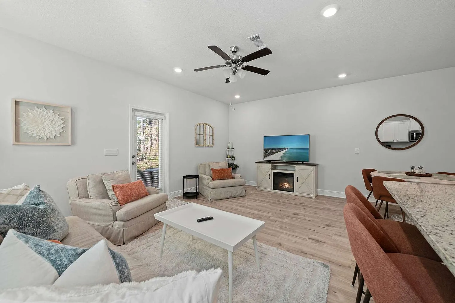 3 bed, 2.0 bath, 1689 sqft, $3,542 — Photo 3