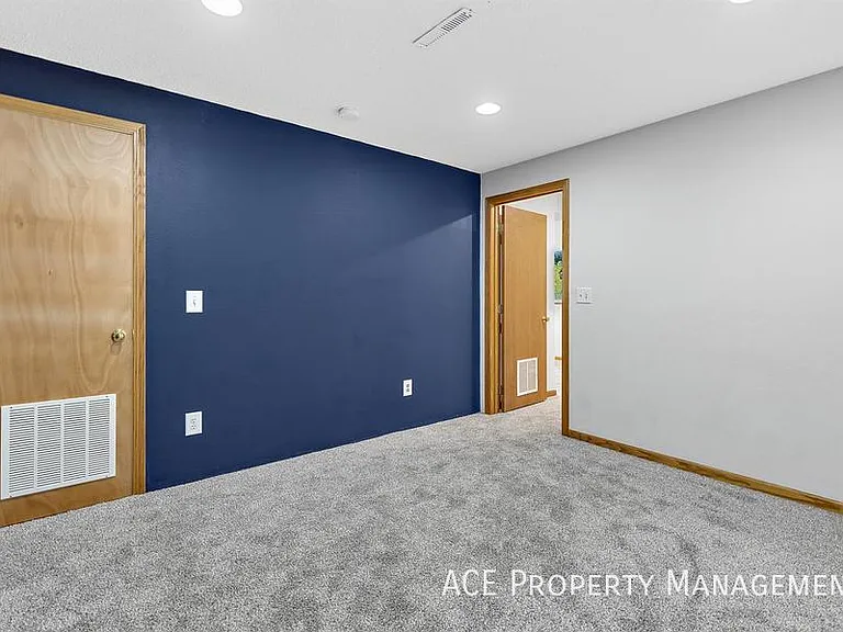 8563 Stables Dr — Photo 12