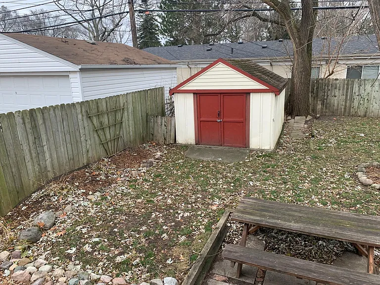 918 Batavia Ave — Photo 5