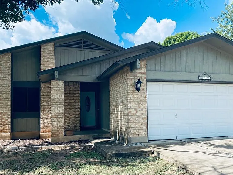 1702 Goodson Ln — Photo 2