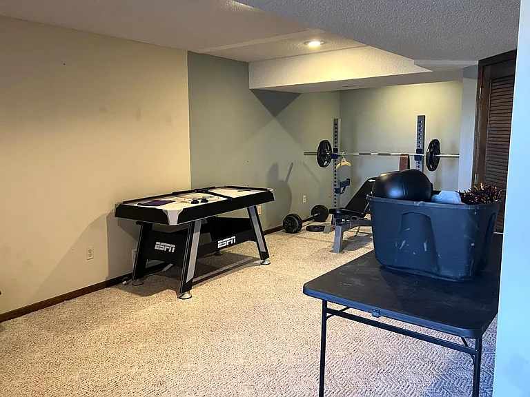 Bonus Space...weight room, office...