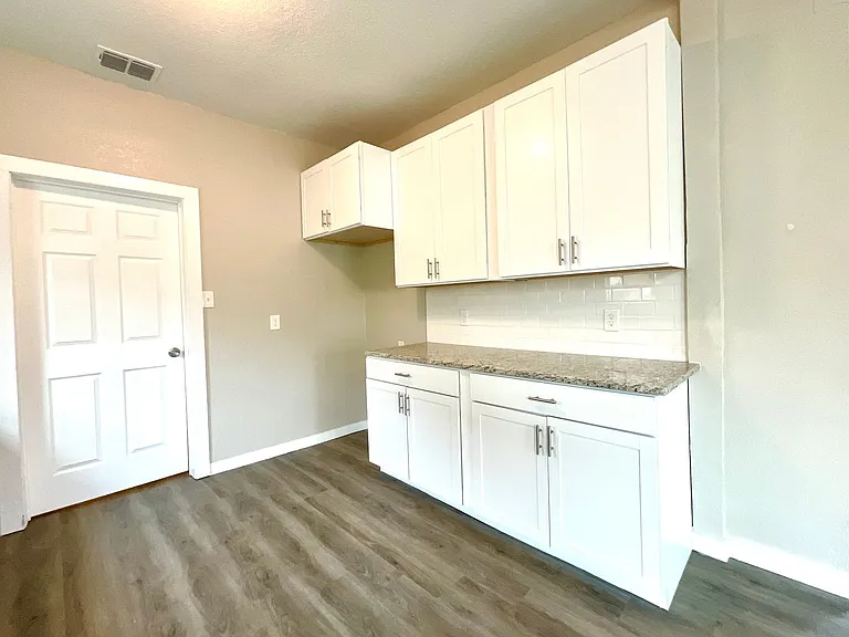 230 Micklejohn St — Photo 17