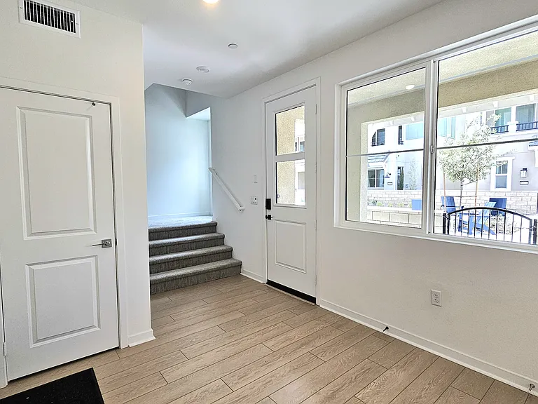 6045 Fairfax Dr — Photo 5