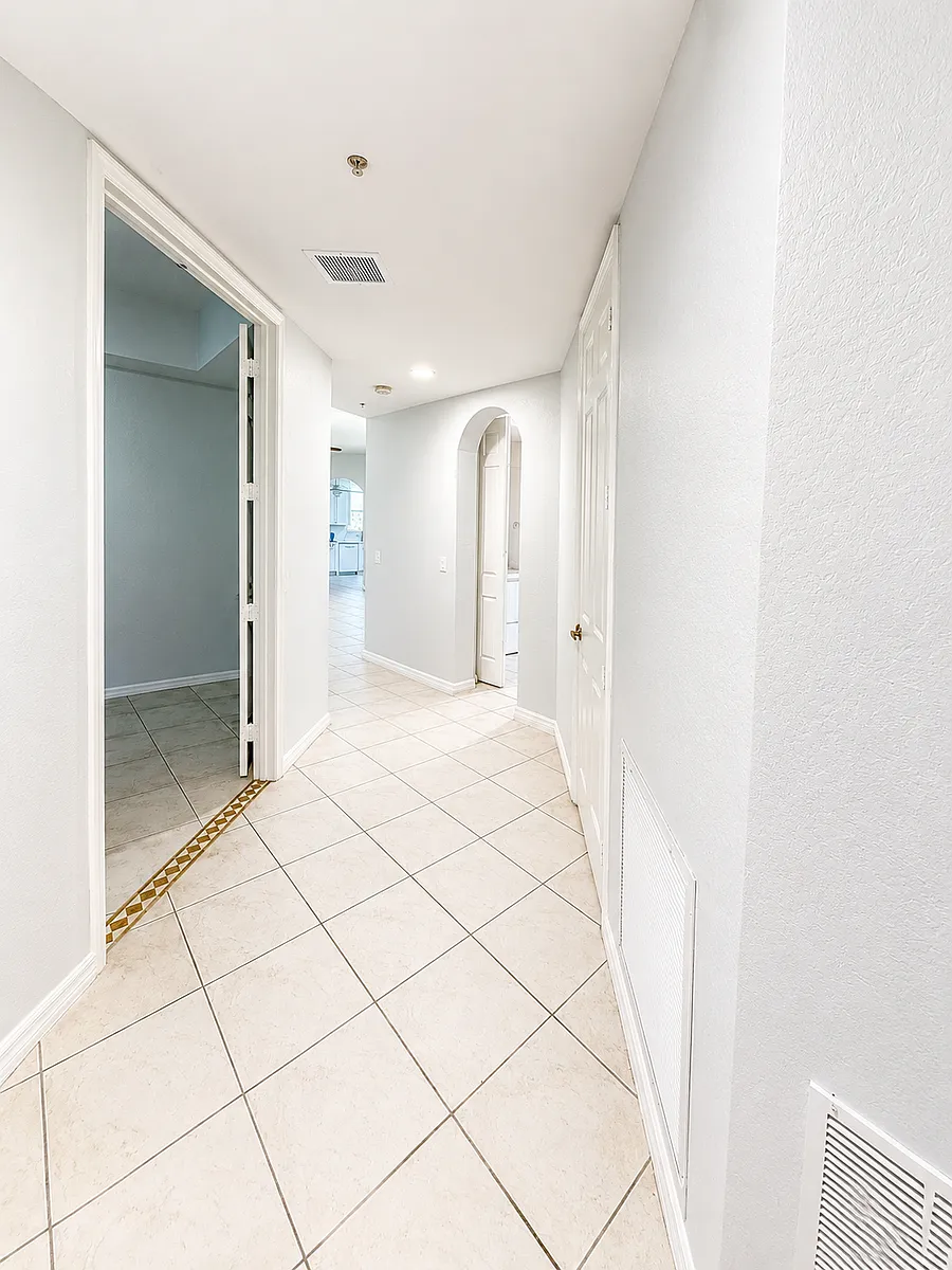 Entryway - 1445 Mariposa Cir #104