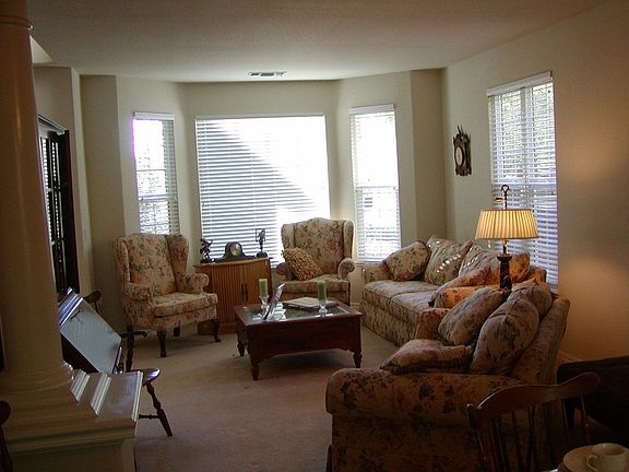 3rd image of 18 Edgewood Ct