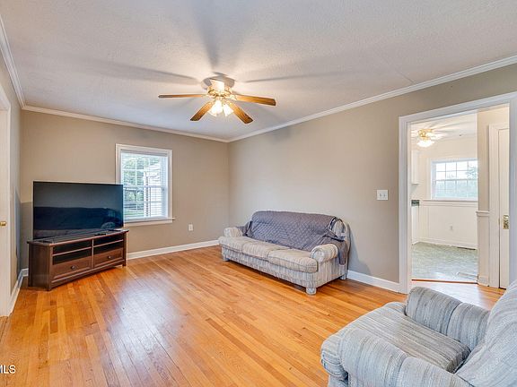 4th image of 110 E Park Dr