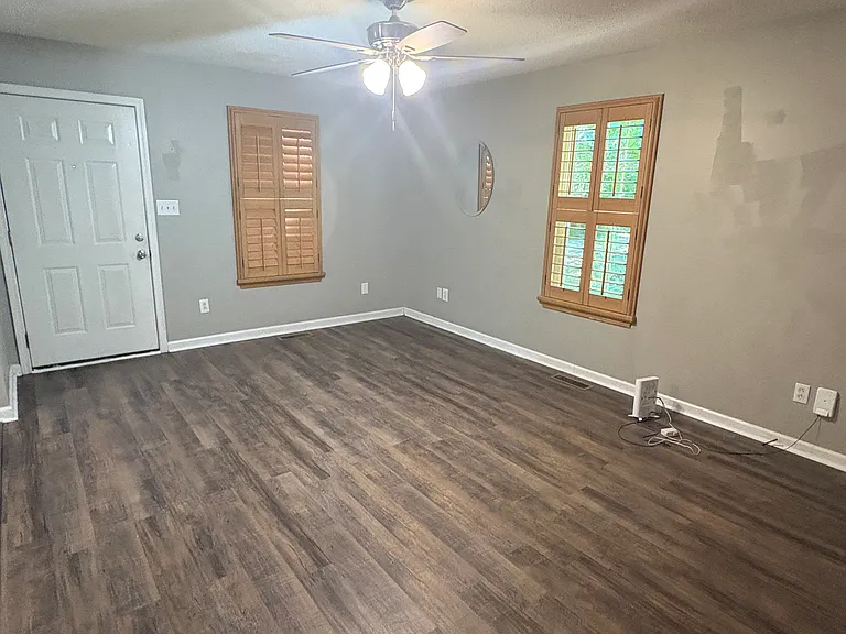 890 Locust Dr — Photo 2