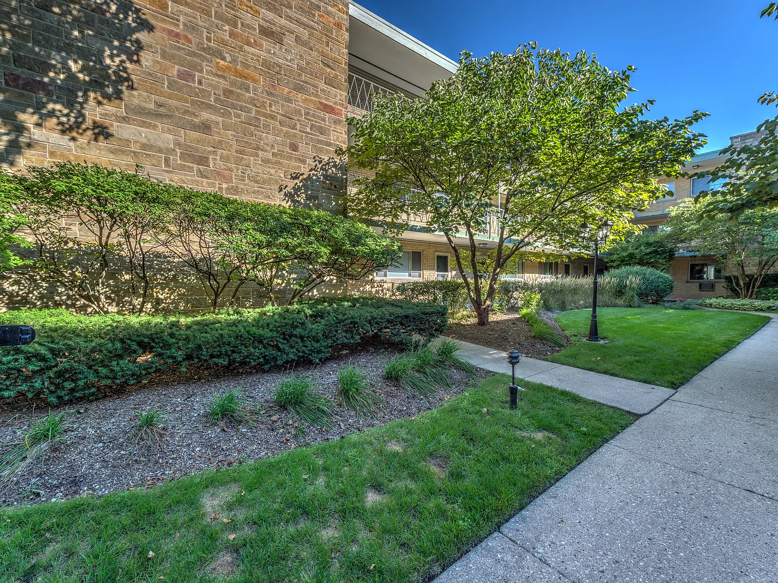 Clinton Court — Photo 1