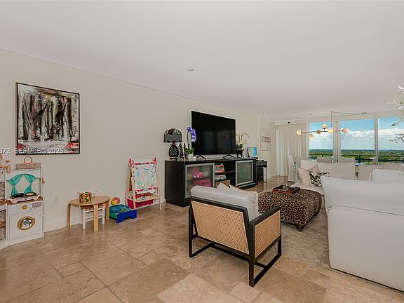 2nd image of 600 Grapetree Dr APT 9GN