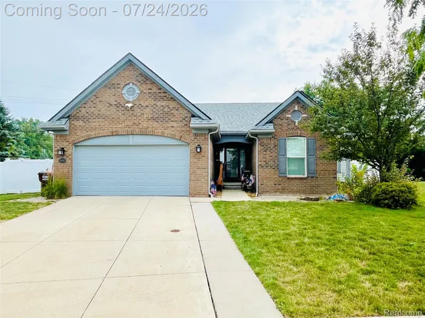 9045 Birch Pointe Dr, Newport, MI 48166