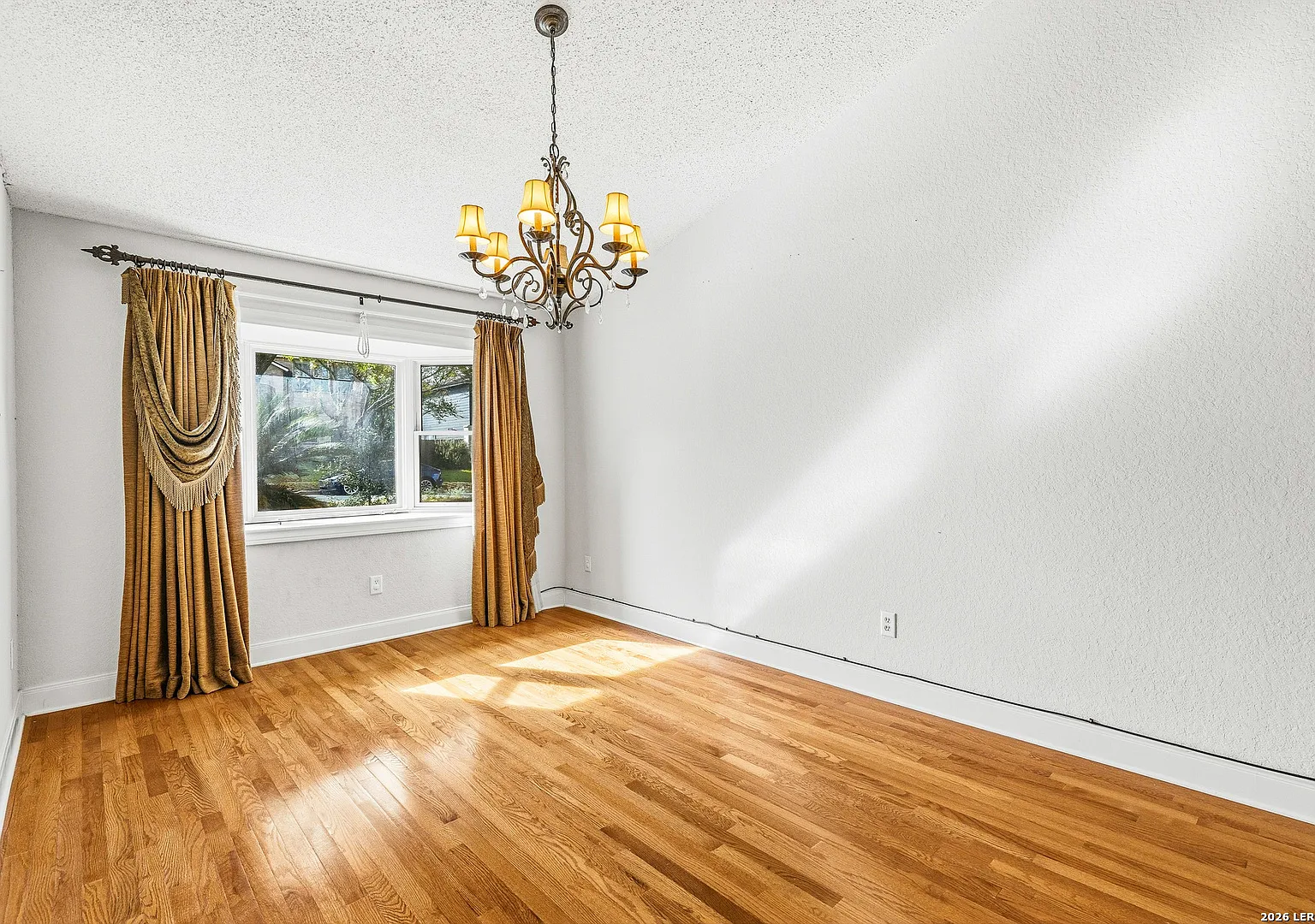 3 bed, 2.0 bath, 2556 sqft, $2,100 — Photo 4