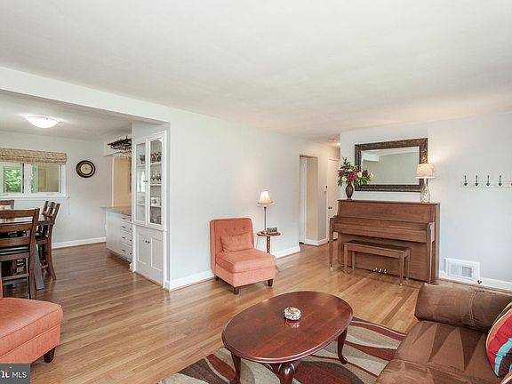 4th image of 3909 Longstreet Ct