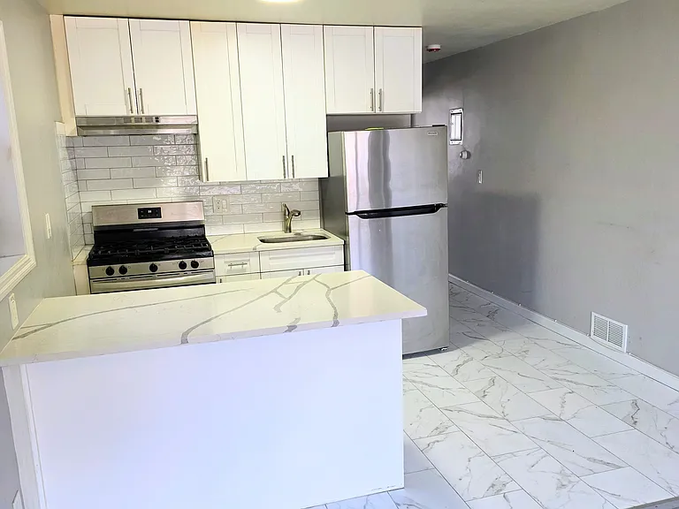 449 Washington Ave #5 — Photo 2