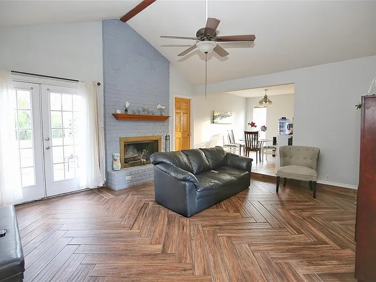 204 Deerfield Park Dr — Photo 3