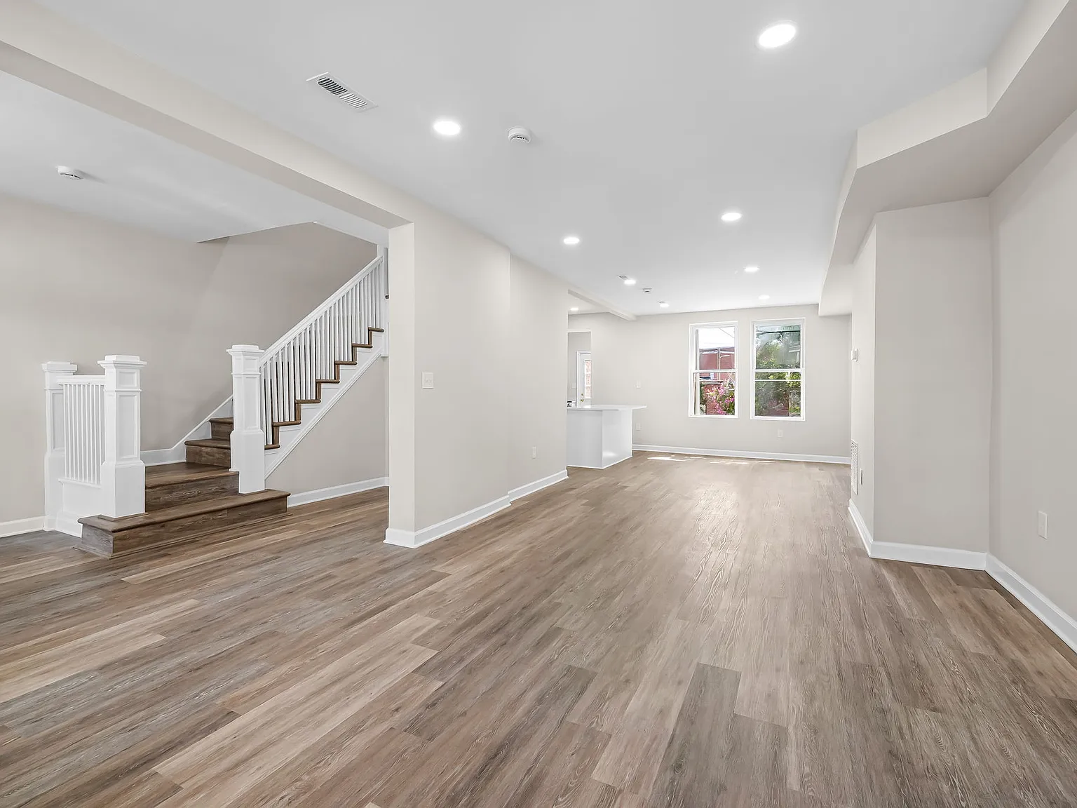 4 bed, 2500 sqft, $2,500 — Photo 4