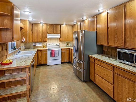 Spacious kitchen with plenty of storage!