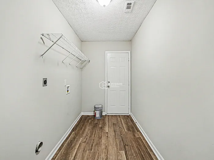 200 Picadilly Pl — Photo 22