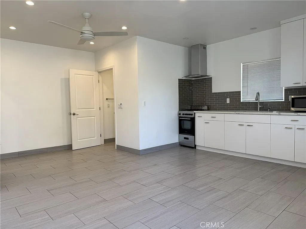 Studio, 400 sqft, $1,795 — Photo 2