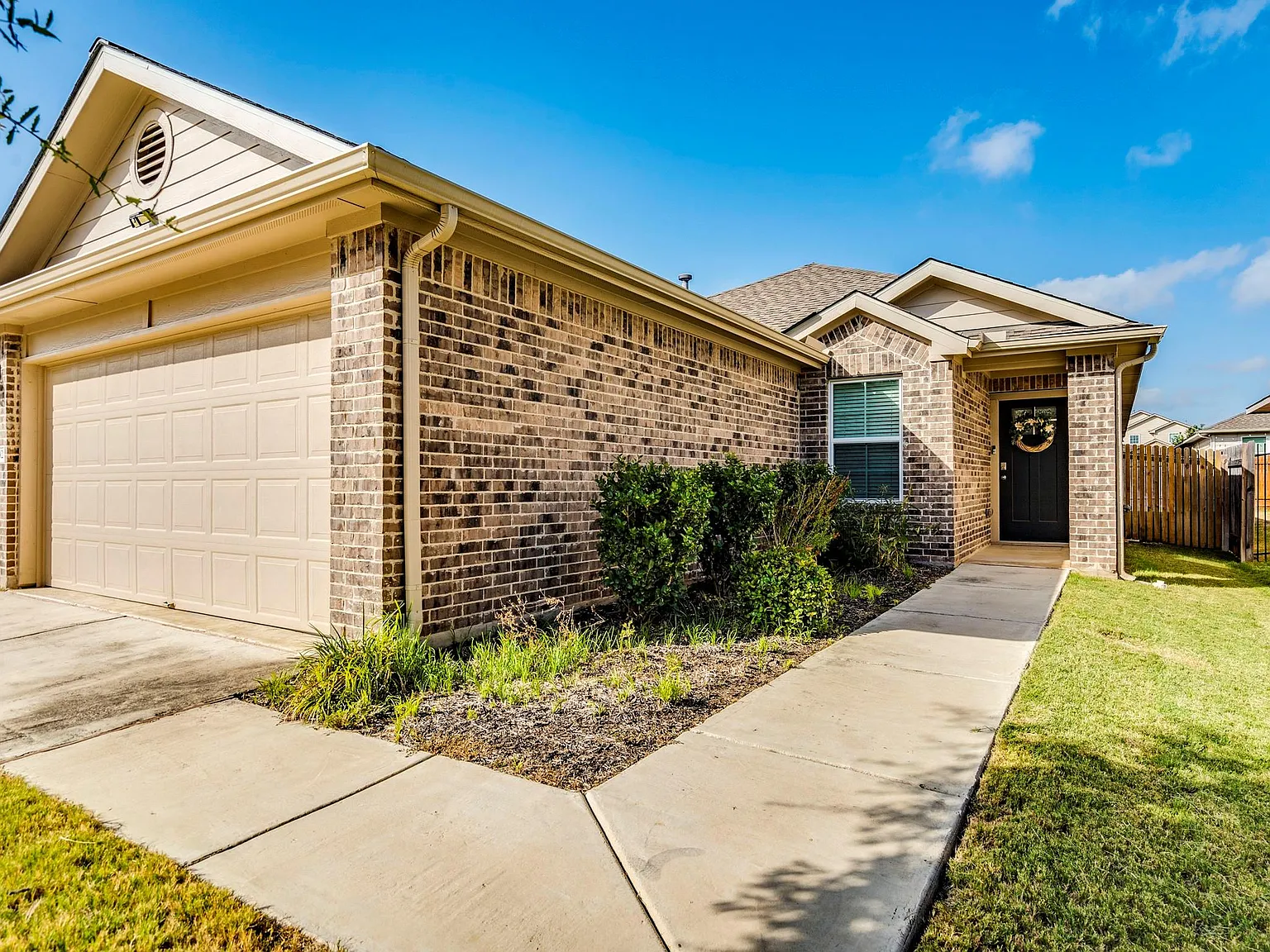 3 bed, 2.0 bath, 1393 sqft, $1,850 — Photo 3