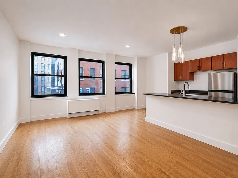 213 E 37th St #3FF — Photo 2