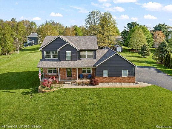 3rd image of 2558 Clivedon Rd
