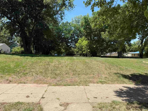 104 Franklin St, Vermillion, SD 57069