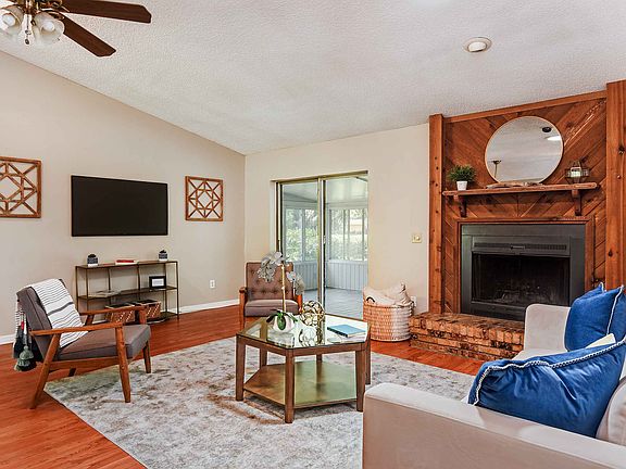 2nd image of 3318 Briar Way