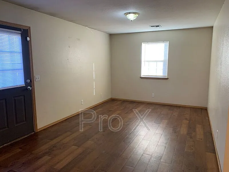 2 bed, 1.0 bath, $800 — Photo 3