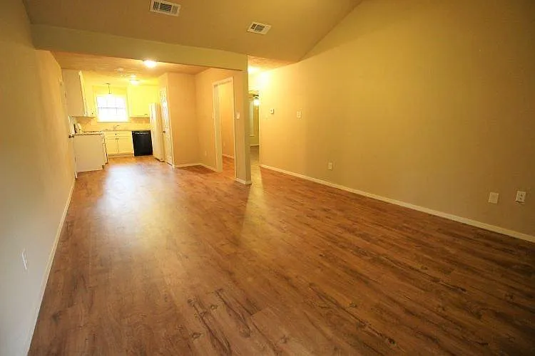 3 bed, 1250 sqft, $1,500 — Photo 2
