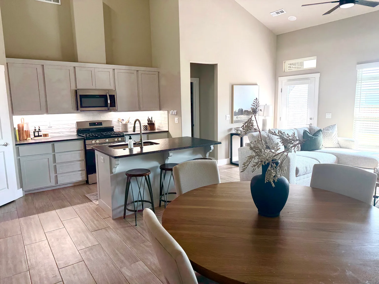 3 bed, 2.5 bath, 1420 sqft, $1,650 — Photo 3