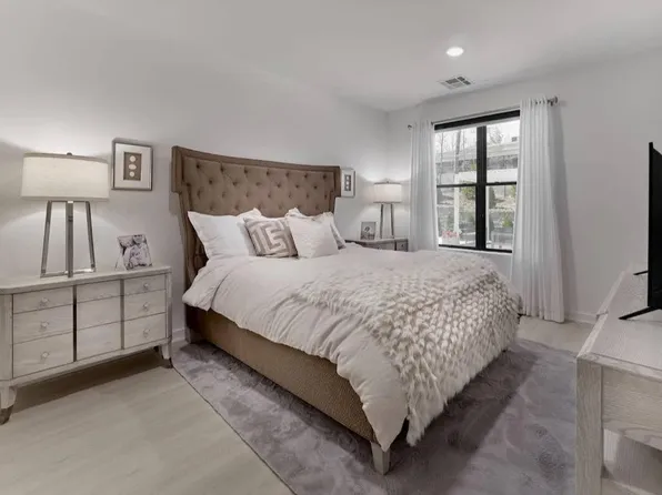 135 Christopher Columbus Dr #20-001, Jersey City, NJ 07302