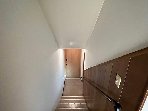 2nd image of 826 S Weyant Ave #826