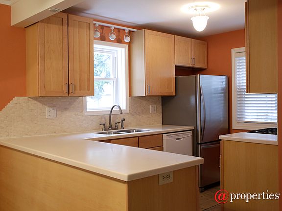 Kitchen with breakfast bar