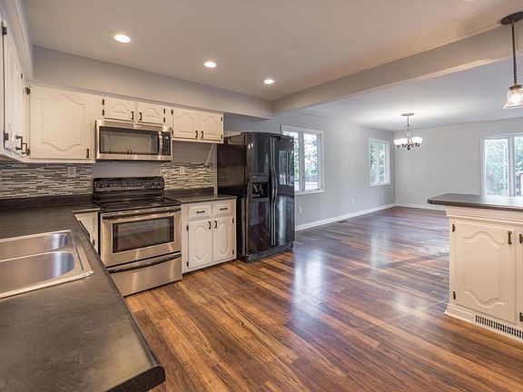 4th image of 141 Essex Dr