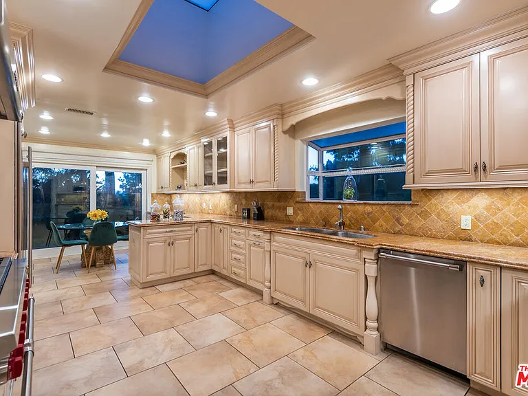 1915 Loma Vista Dr — Photo 13