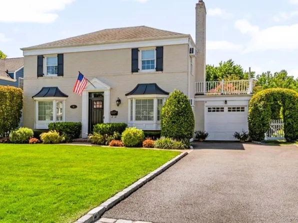 96 Huntington Road, Garden City, NY 11530