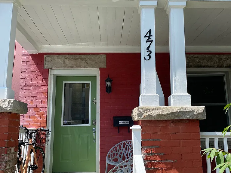 473 Clarence St E — Photo 1