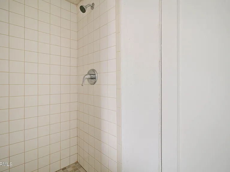 877 E Sycamore St #B — Photo 7