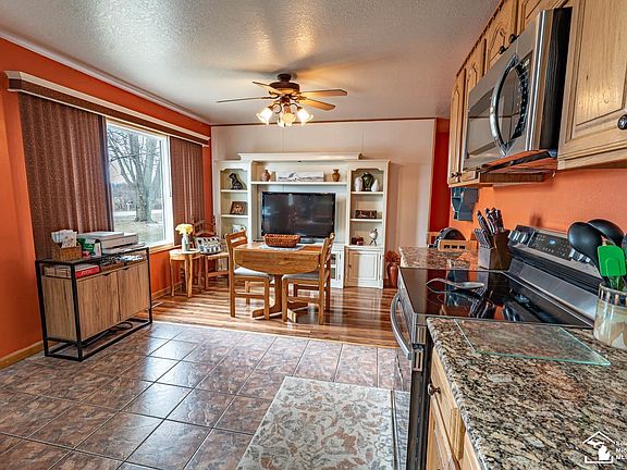 4th image of 330 E Rauch Rd