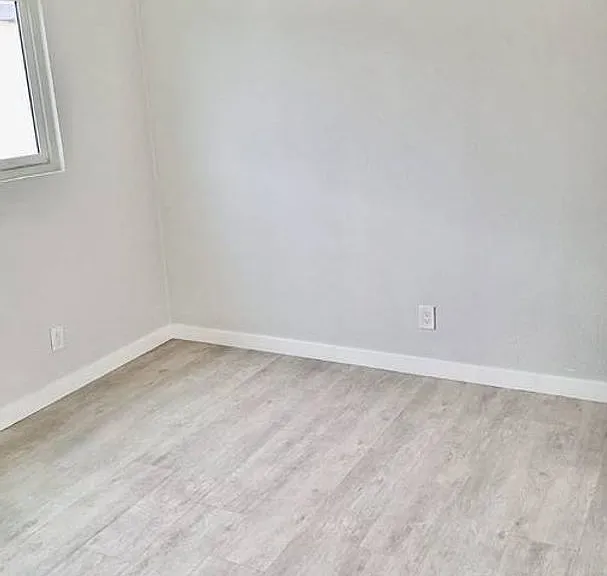 Move In Special $153 Dollars Off For The 1st 3 Months. Remodeled 3 Bedroom 1.5 Bath 2nd Floor Unit. — Photo 15