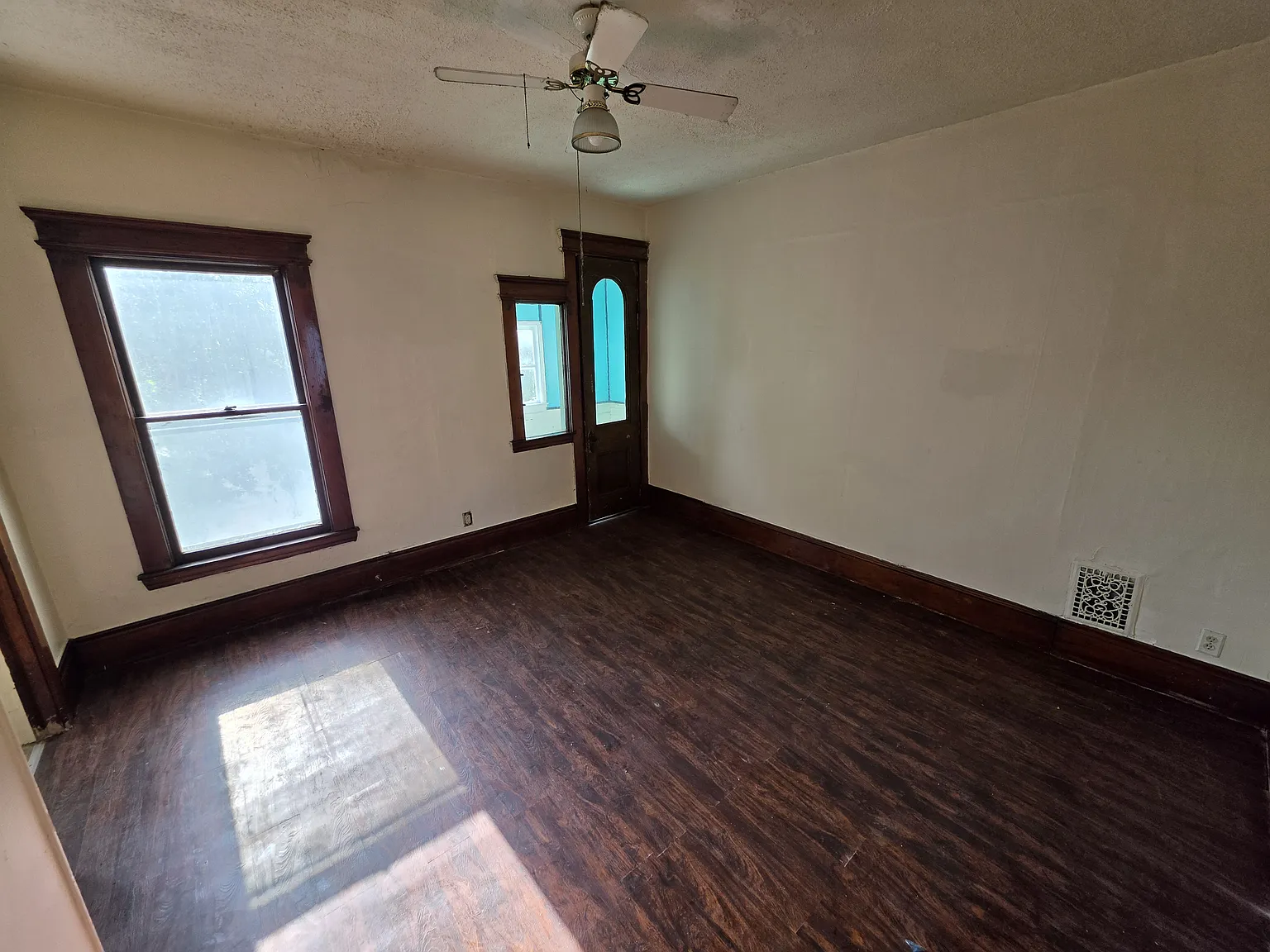 1 bed, 1200 sqft, $1,050 — Photo 2